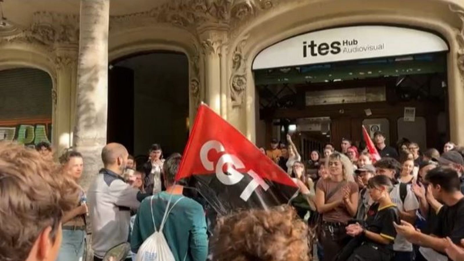 Protesta a les portes de l'ITES Hub Audiovisual, al carrer Bailèn de Barcelona