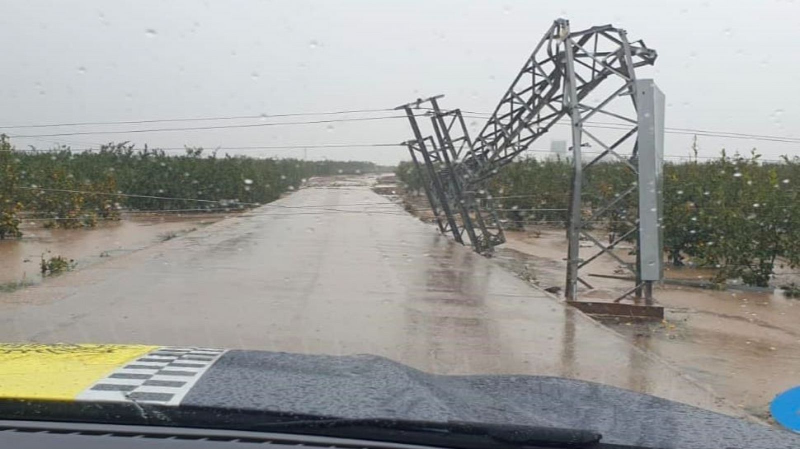 Un tornado golpea la zona industrial de Carlet (Valencia)