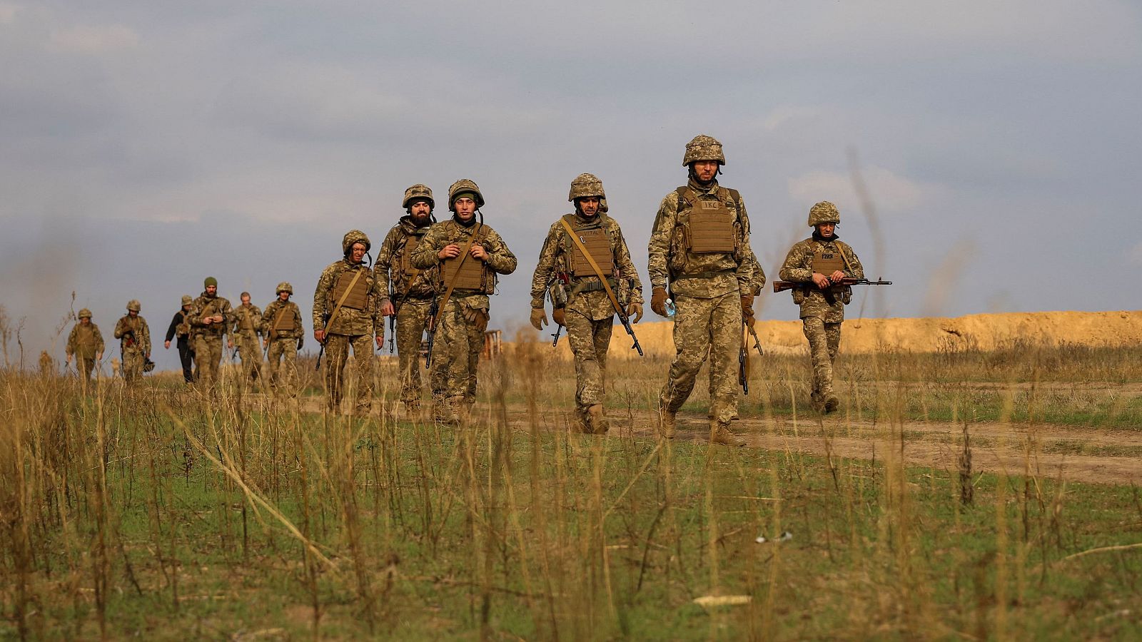 Nuevos reclutas de la 126ª Brigada de Defensa Territorial de las Fuerzas Armadas de Ucrania asisten a un ejercicio militar en un campo de entrenamiento