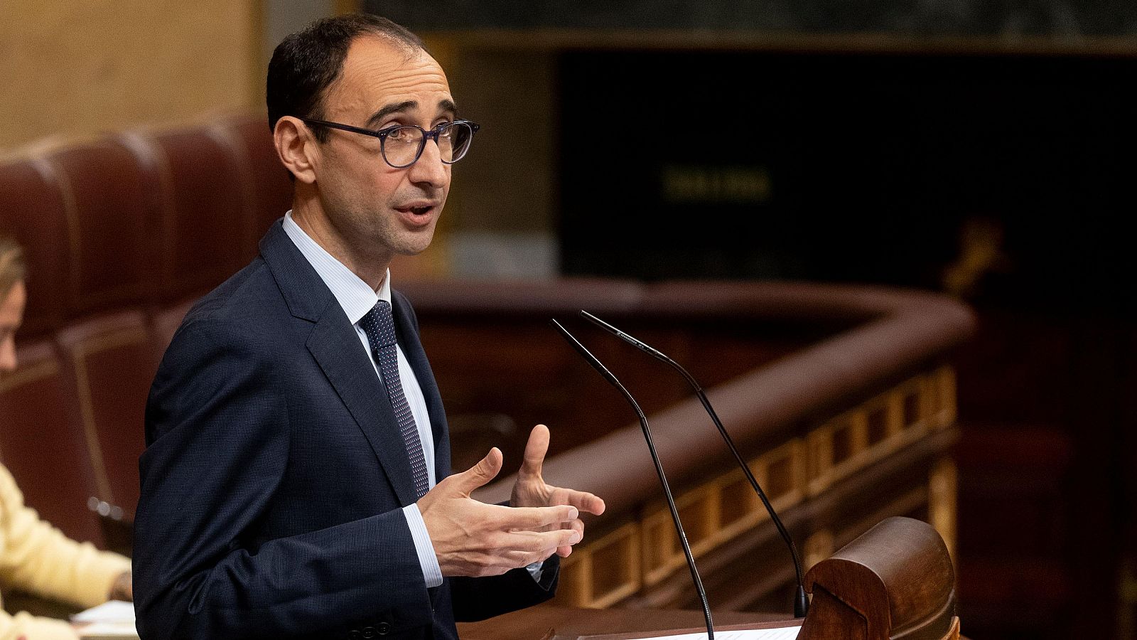 El diputado socialista David Serrada interviene durante el pleno en el Congreso de los Diputado