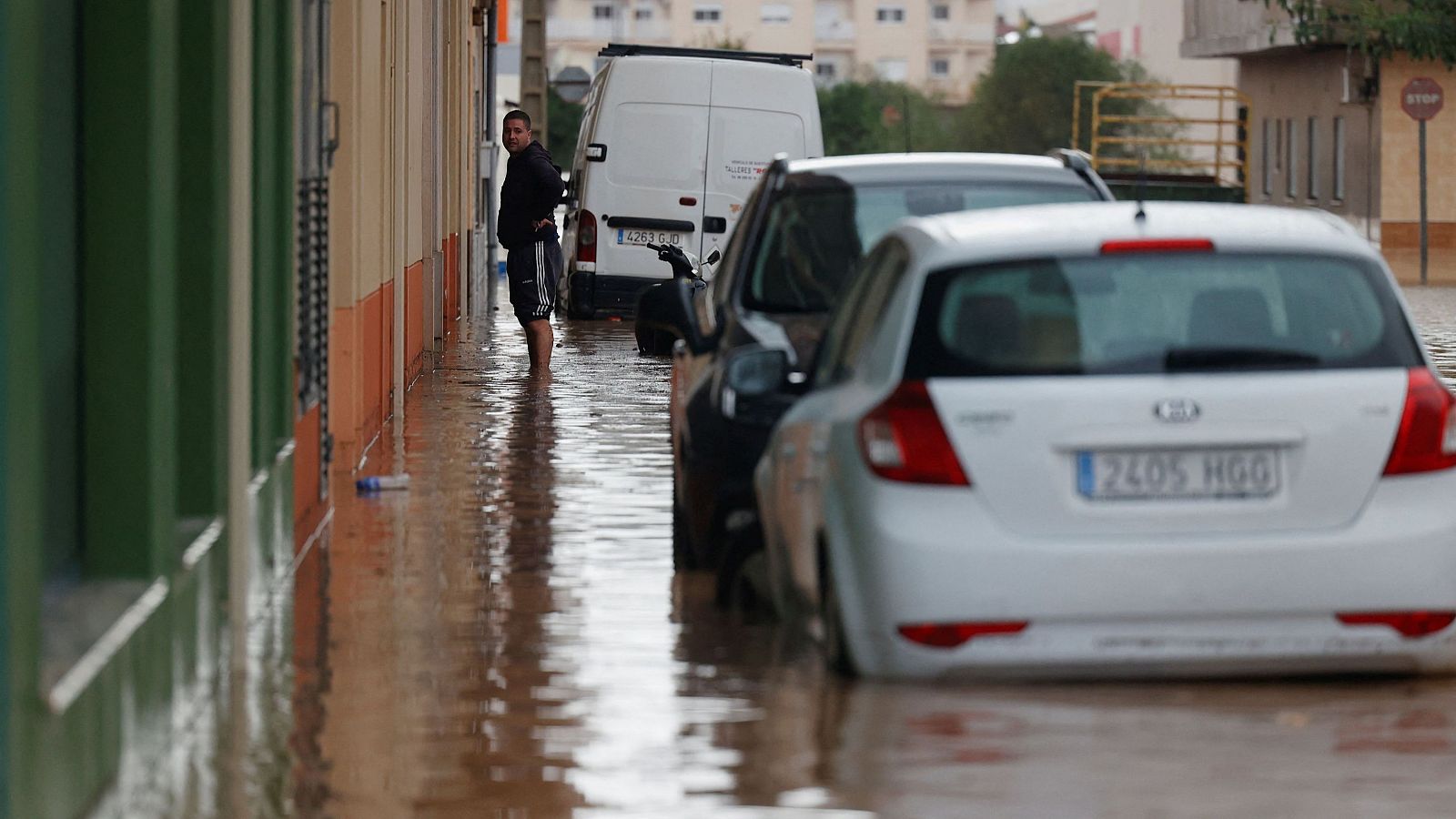 Una persona y varios vehículos en una calle inundada en Catadau, Valencia