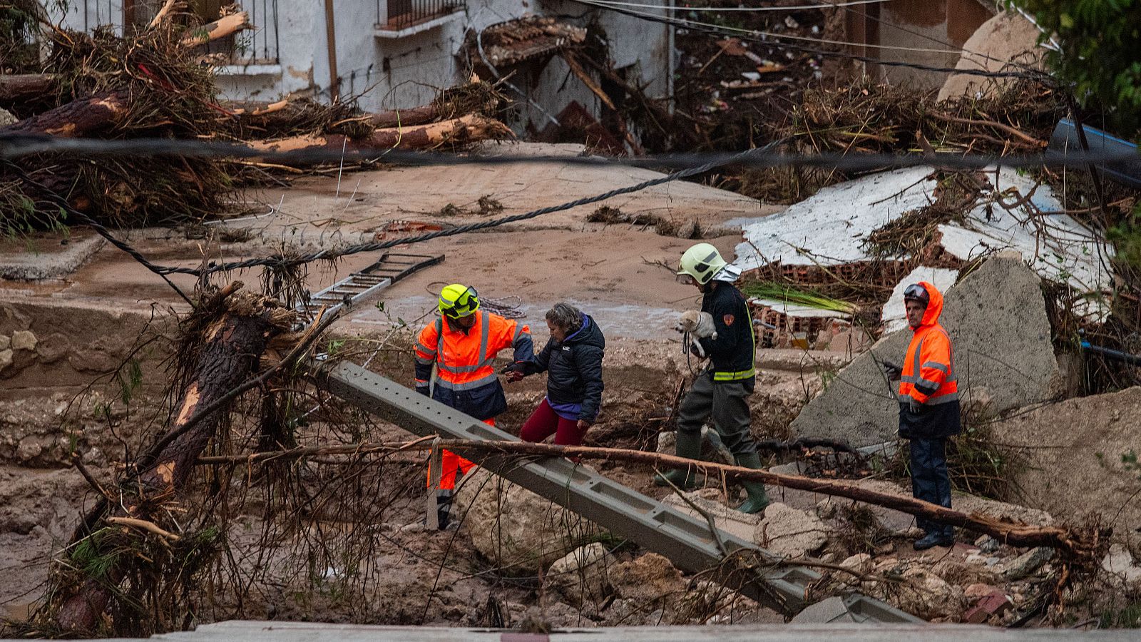 DANA: Los servicios de emergencia rescatan a una mujer en Letur