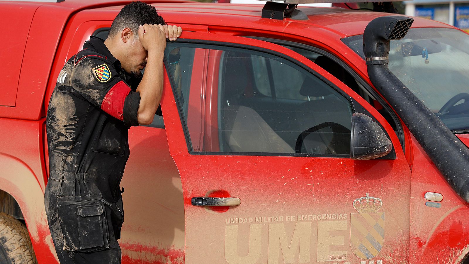 Militares de la UME intentan llegar a zonas de difícil acceso tras la DANA