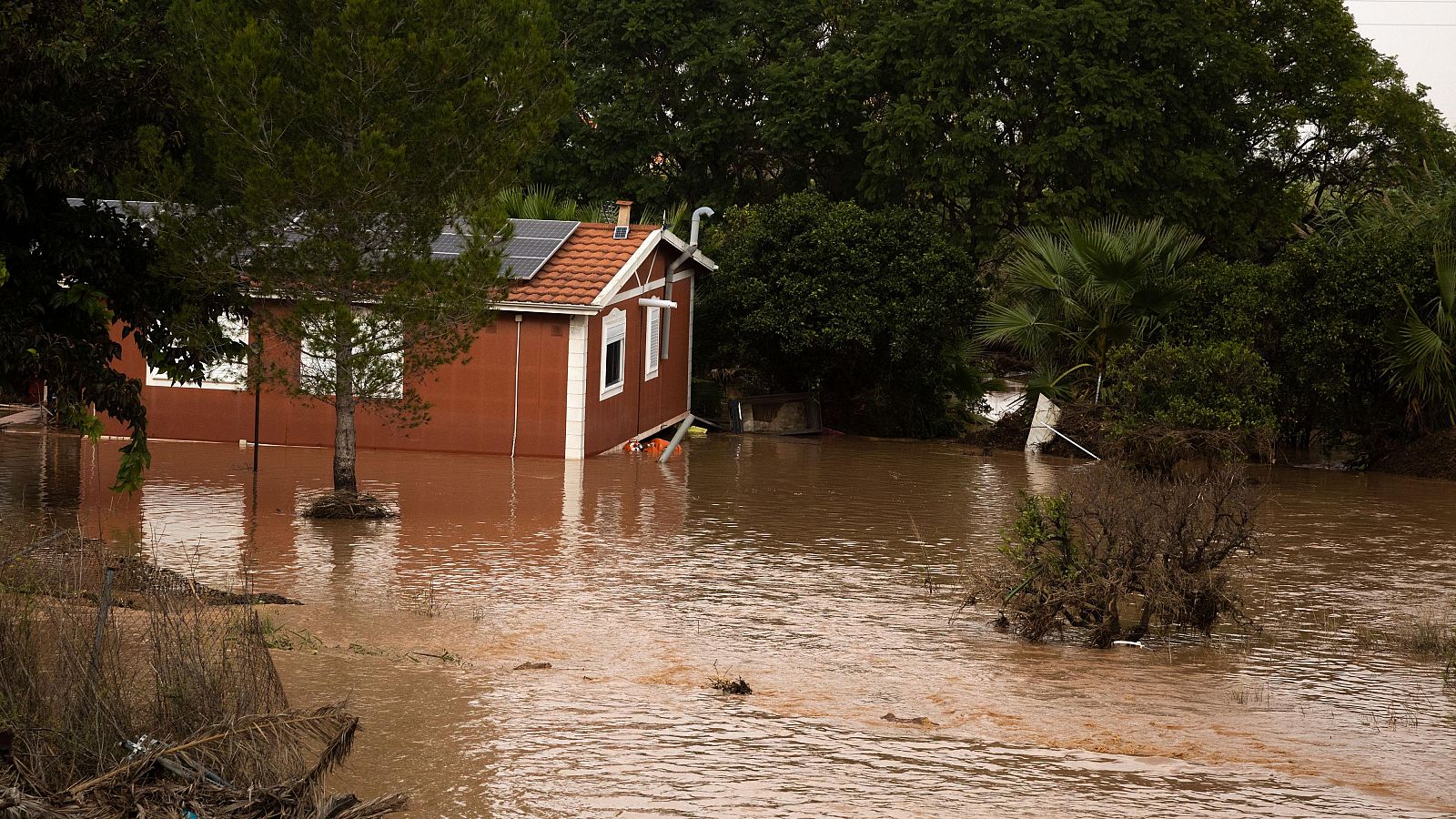 Estat del riu Xúquer al creuament amb l'AP-7 a l'altura de Polinyà del Xúquer, amb una casa inundada | ACN