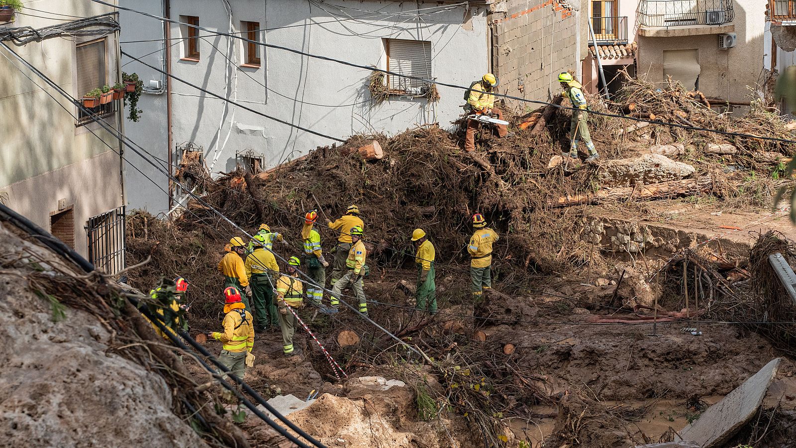 Bomberos trabajan en una de las zonas afectadas