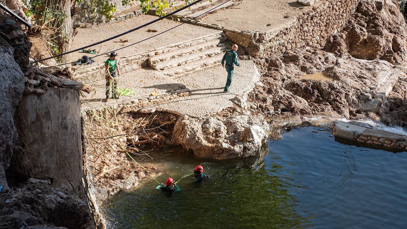 Reanudan la búsqueda de los desaparecidos en Letur siguiendo el cauce del arroyo