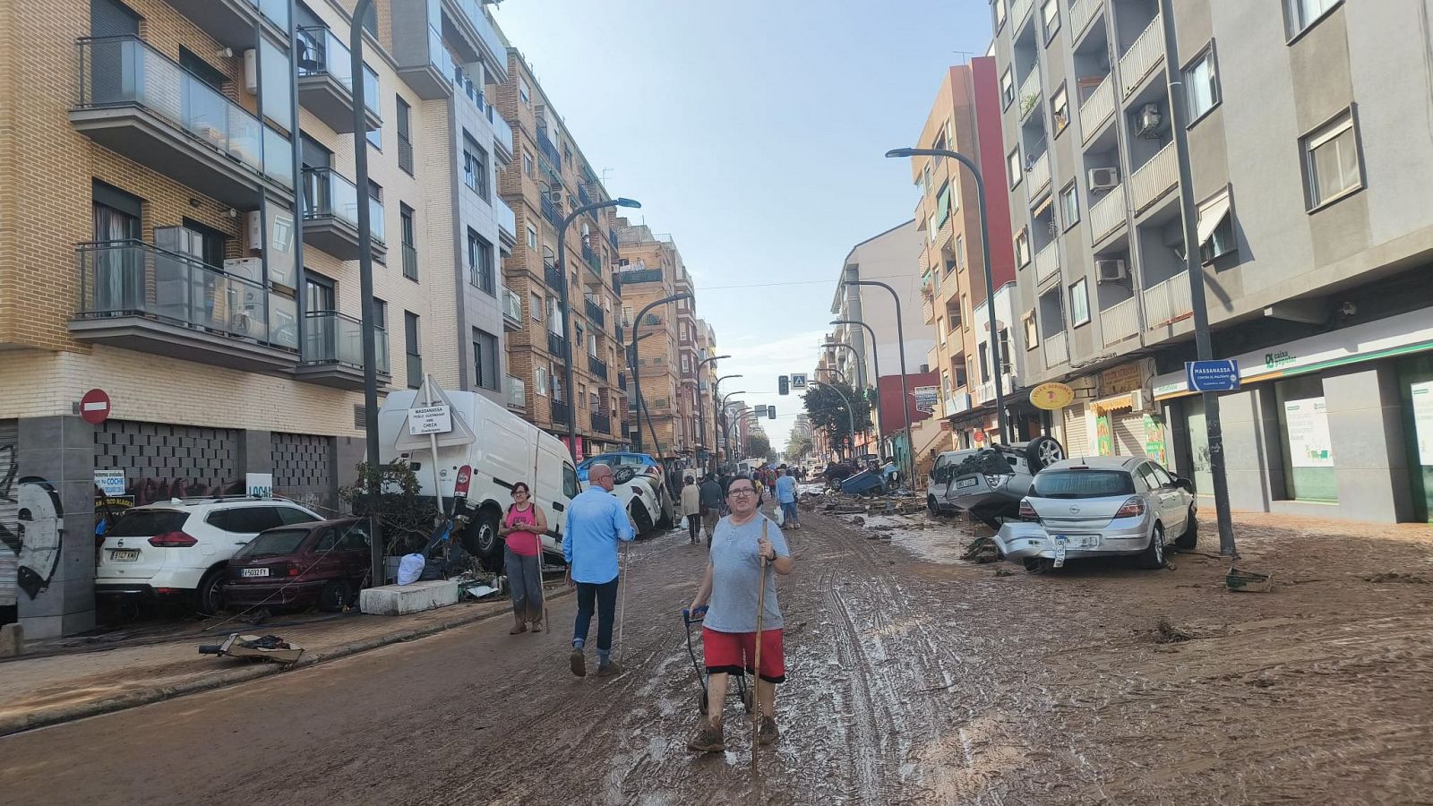 Calle Blasco Ibáñez en Massanassa, azotada tras el paso de la DANA