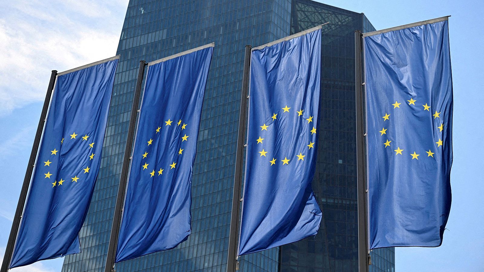 Banderas de la UE ondean frente a la sede del Banco Central Europeo (BCE)