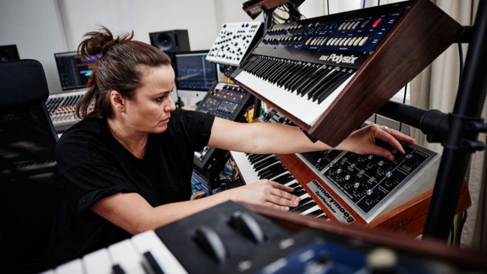 Mujer tocando pianos electrónicos