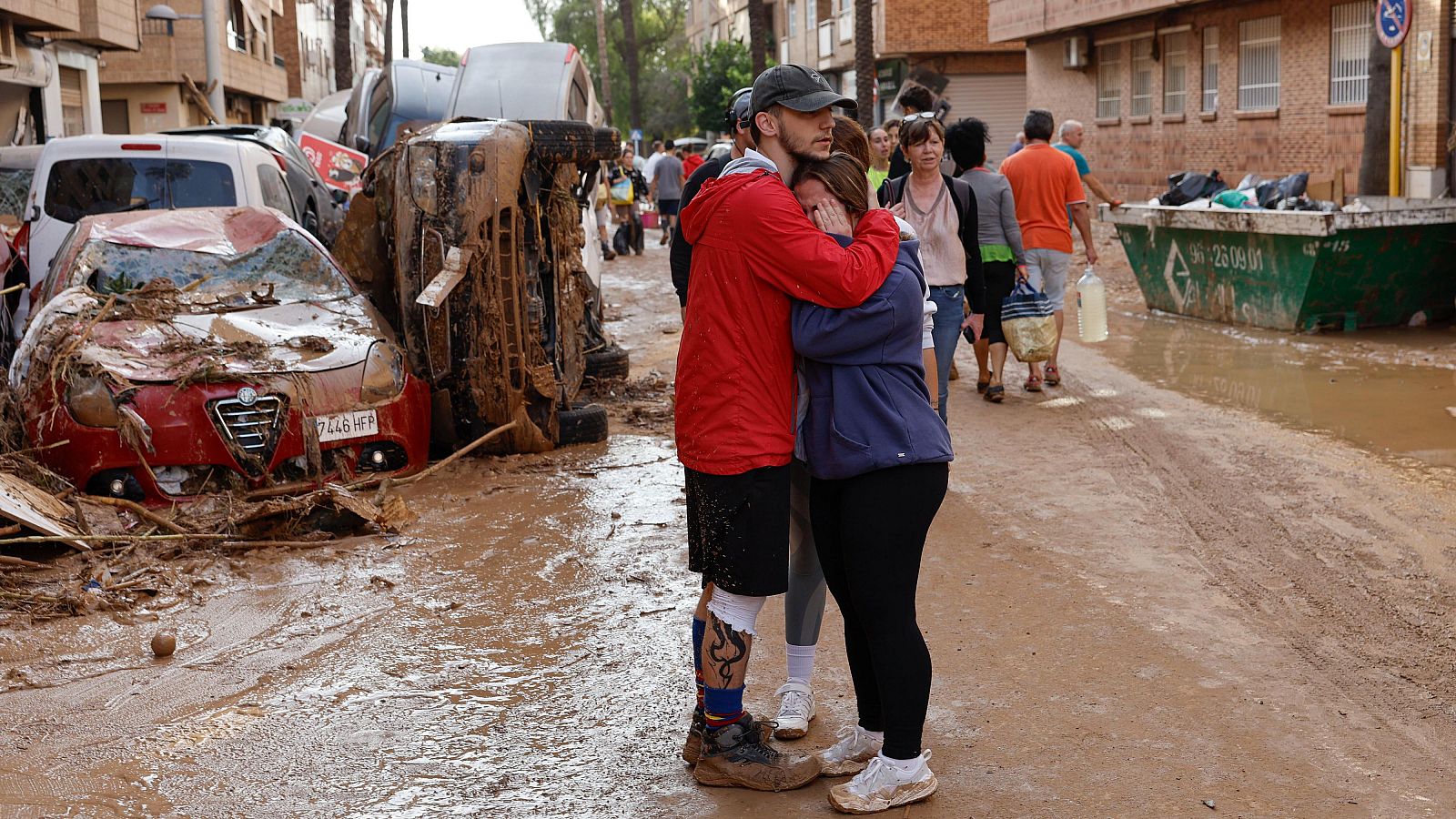 Dos personas se abrazan en la localidad de Paiporta.