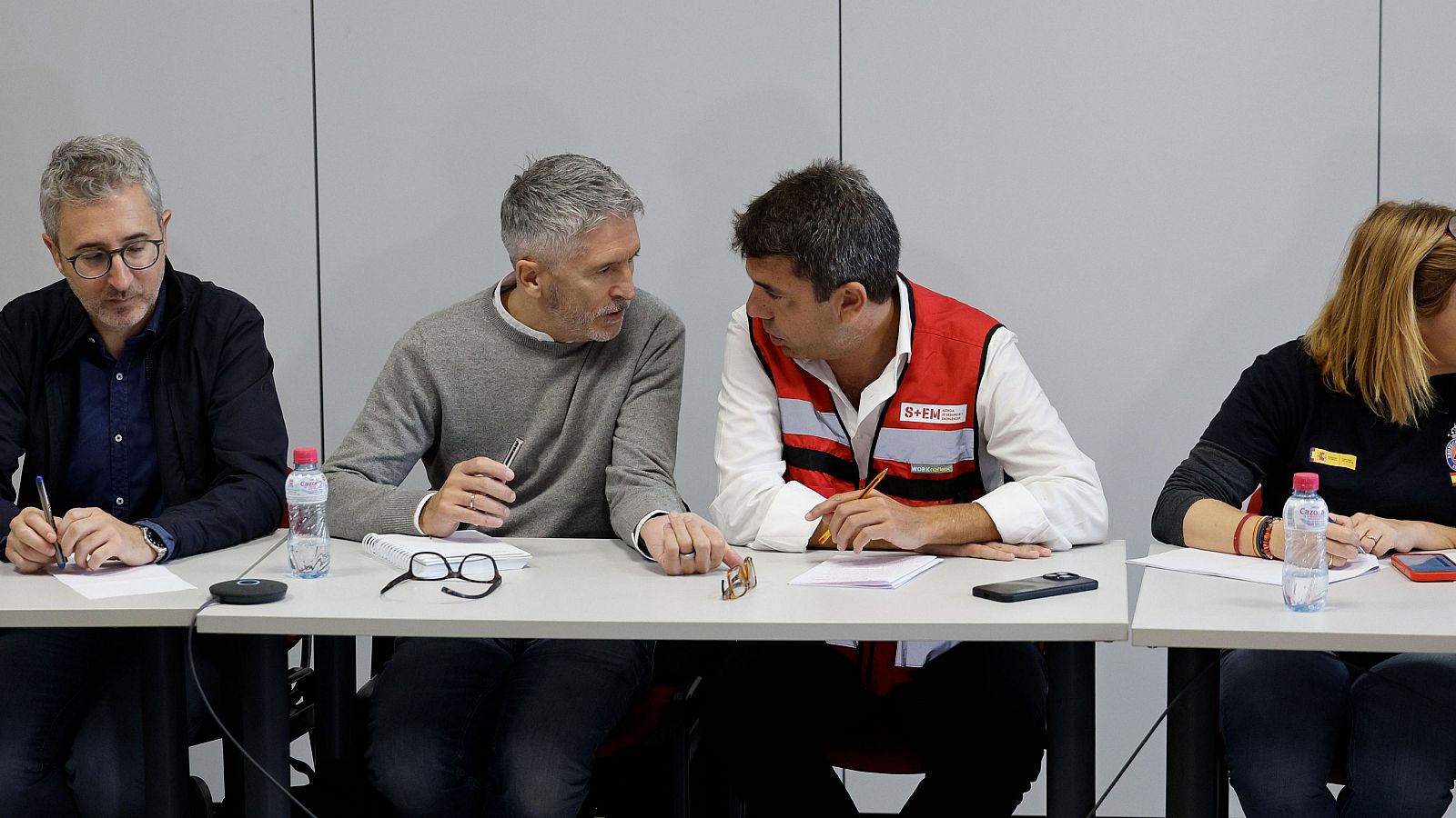 Marlaska visita el Centro de Control de Emergencias de la localidad de L'Eliana, Valencia.