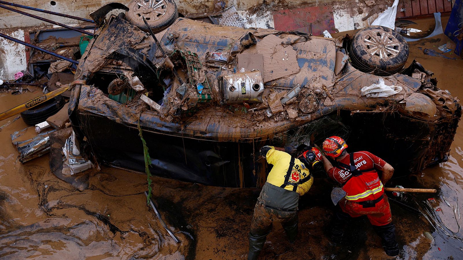 Los servicios de emergencia siguen buscando víctimas en el interior de los vehículos arrastrados por las inundaciones.