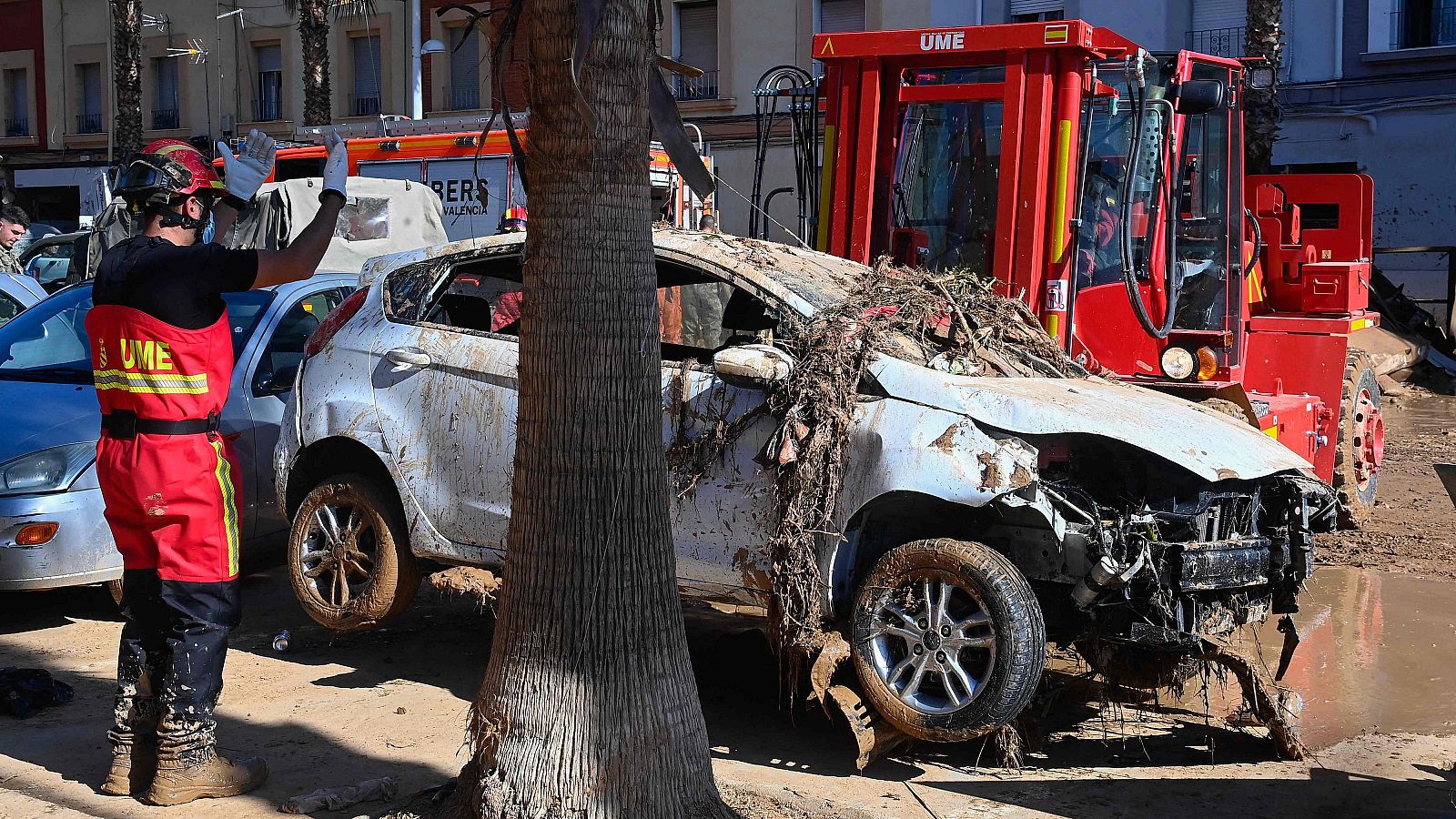 Los servicios de emergencias siguen buscando víctimas en el interior de los vehículos arrastrados por las riadas.