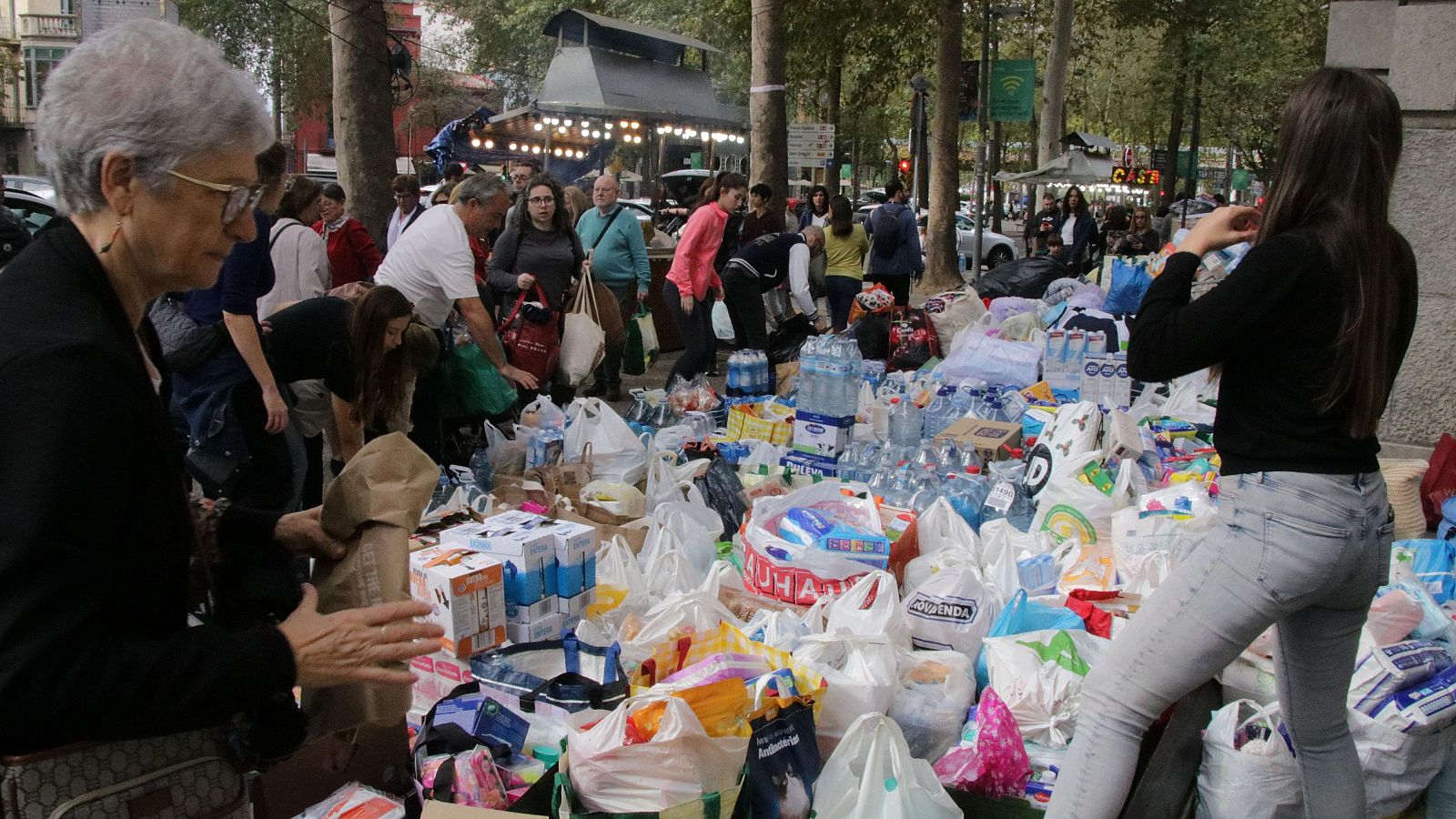 Recollida a Girona de productes i material de primera necessitat per donar-los als damnificats per la DANA