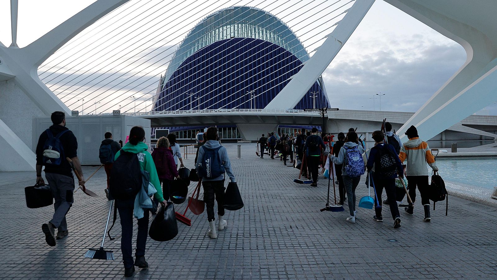 Voluntarios ayudan a paliar los efectos de la DANA en Valencia