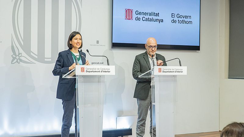 La consellera d'Interior, Núria Parlon, i el director del Servei Català de Trànsit, Ramon Lamiel, en roda de premsa a la seu del CECAT