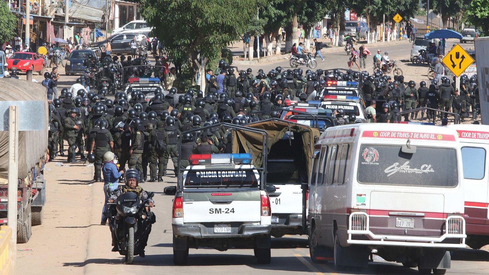 La Policía despejan una carretera tomada por seguidores de Evo Morales tras 21 días de bloqueo