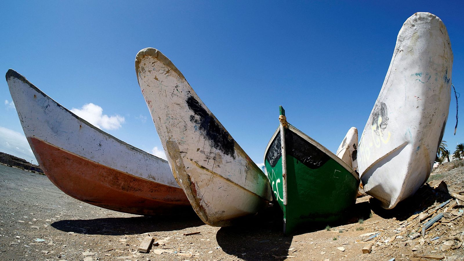 Al menos 25 migrantes muertos en Comoras después de que traficantes volcaran su barco