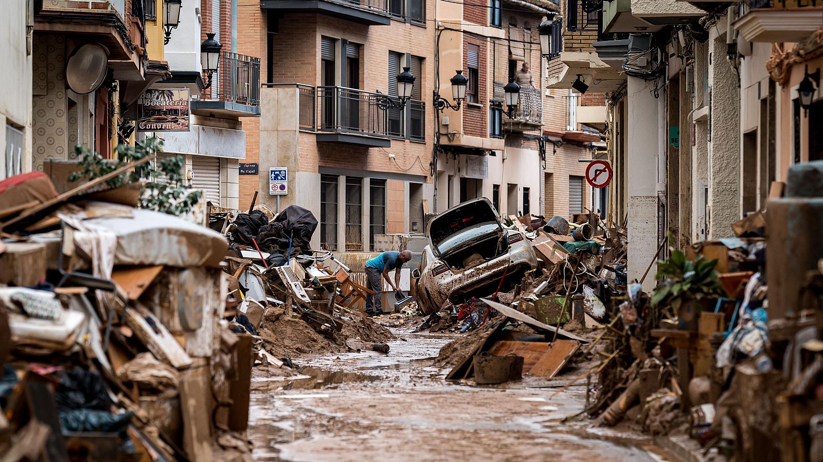 Paiporta y la "impotencia" de continuar atrapados por la riada: "Todo lo que estaba a menos de dos metros está destruido"