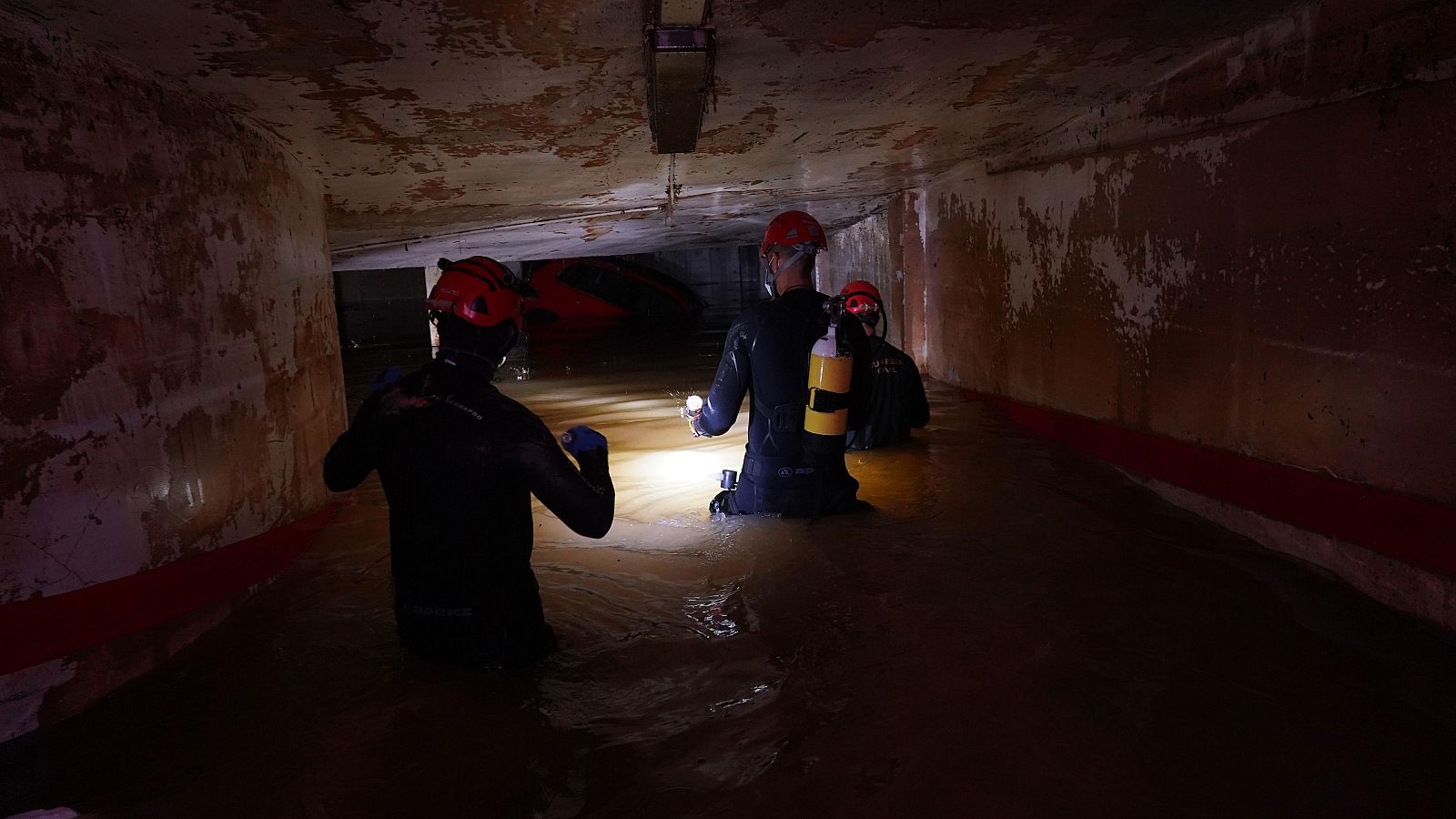 Agentes de la Guardia Civil buscan a víctimas de la DANA en un garaje de Paiporta