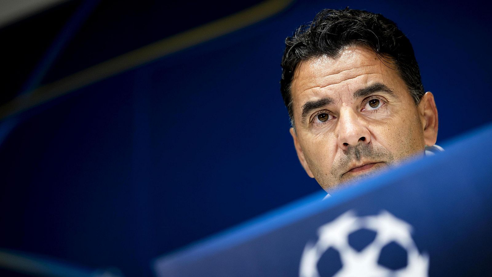 El entrenador del Girona, Míchel, en la rueda de prensa en el Philips Stadion de Eindhoven