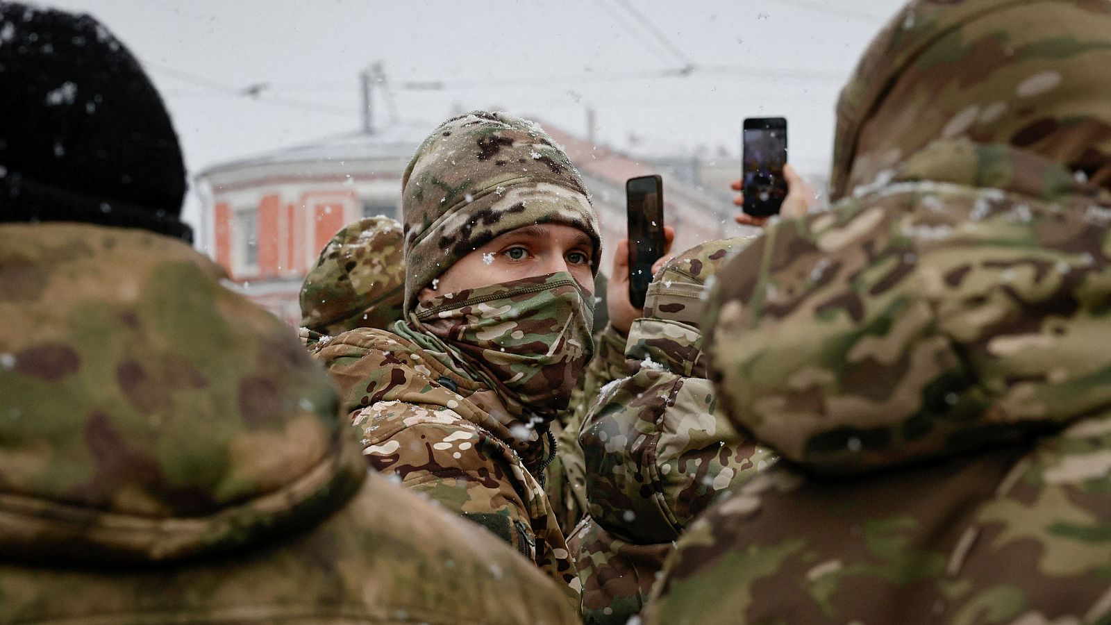 Voluntarios rusos participan en una ceremonia que marca el Día de la Unidad Nacional de Rusia antes de su partida en Nizhny Novgorod