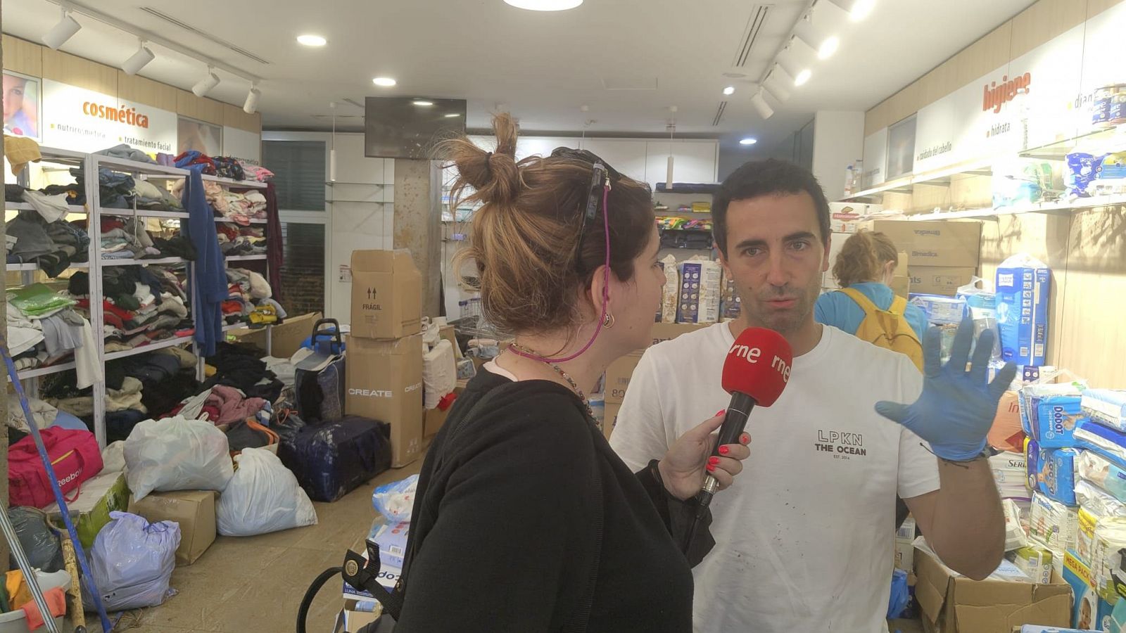 La farmacia de Paiporta reconvertida en centro de ayuda