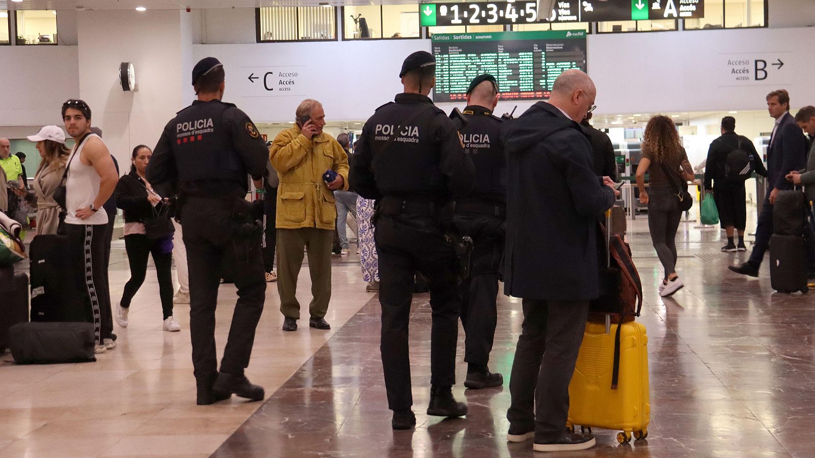 Efectius dels Mossos d'Esquadra a l'estació de Sants coincidint amb l'anunci de la cancel·lació de trens de Rodalies (ACN | Albert Hernández)