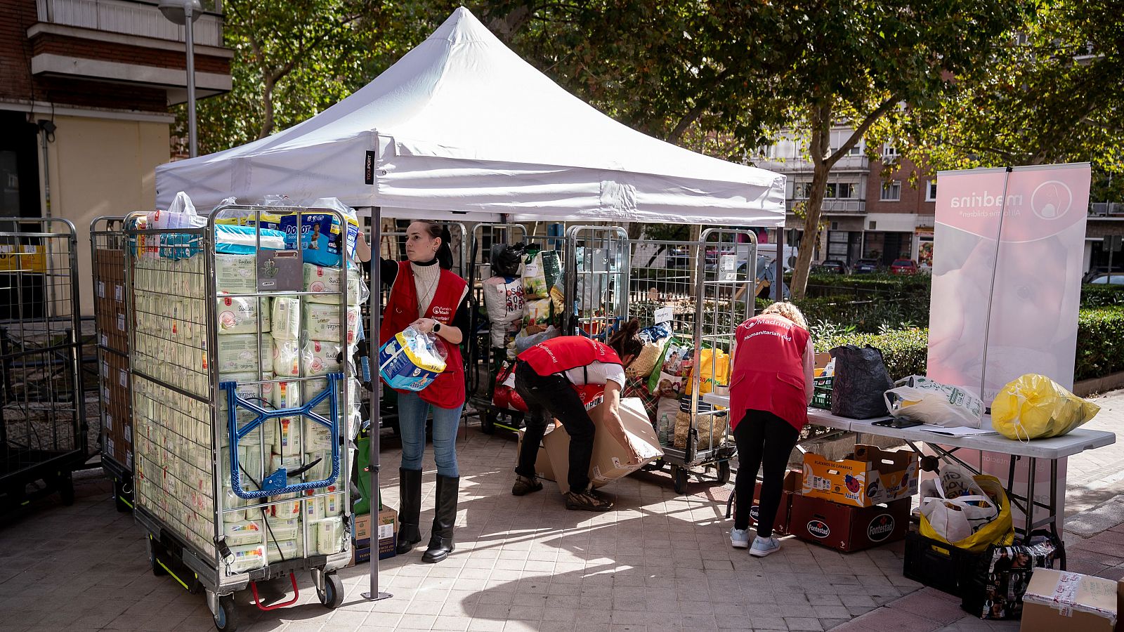 Varios voluntarios en una de las recogidas de productos que se han organizado en Madrid para los afectados por la DANA