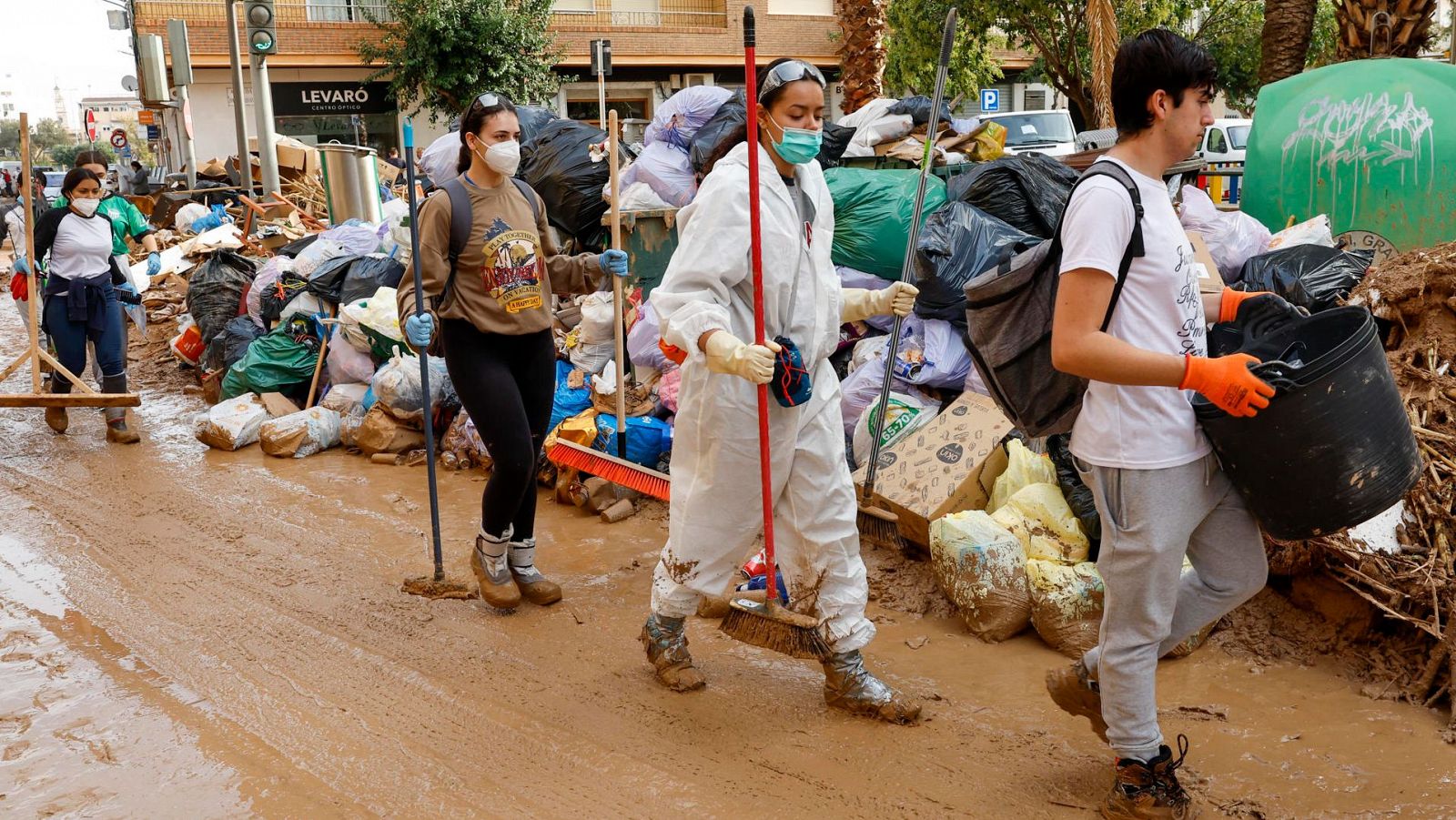 El kit del voluntario de la dana: mascarillas, botas y herramientas de limpieza