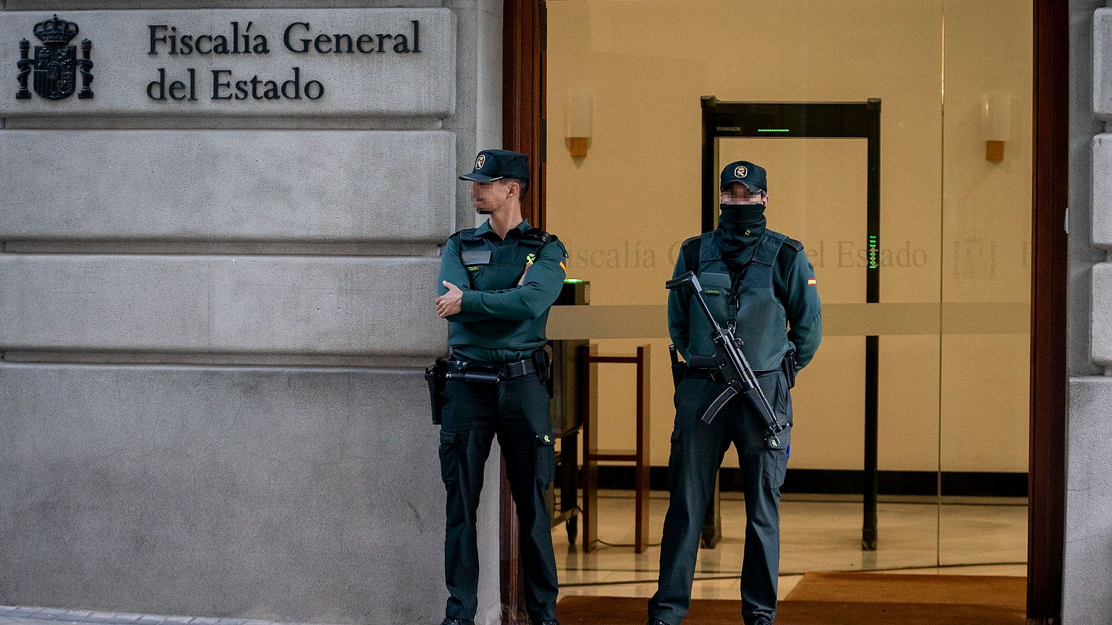 La Guardia Civil en el exterior de la Fiscalía General del Estado durante el registro al despacho de Álvaro García Ortiz