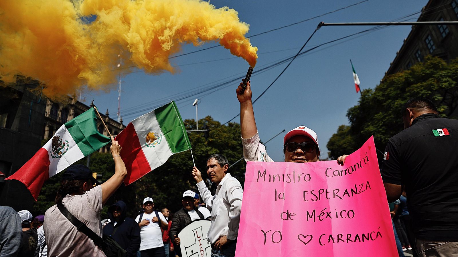 Trabajadores judiciales protestan frente a la Suprema Corte de Justicia Nacional de México