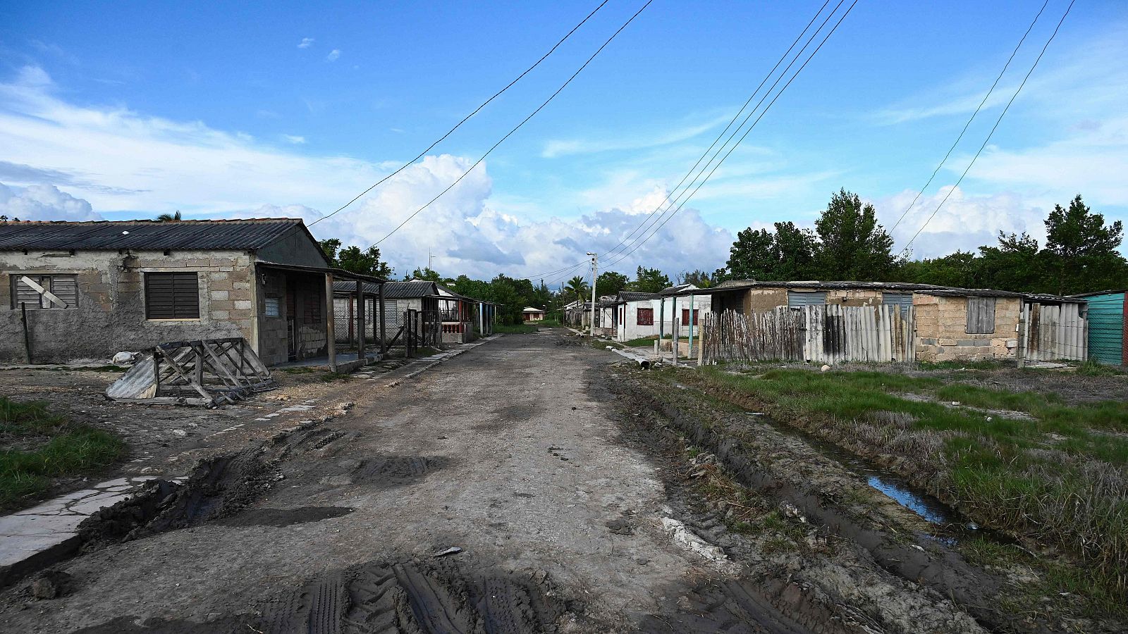 Una calle vacía ante la llegada del huracán Rafael en Guanimar, Cuba