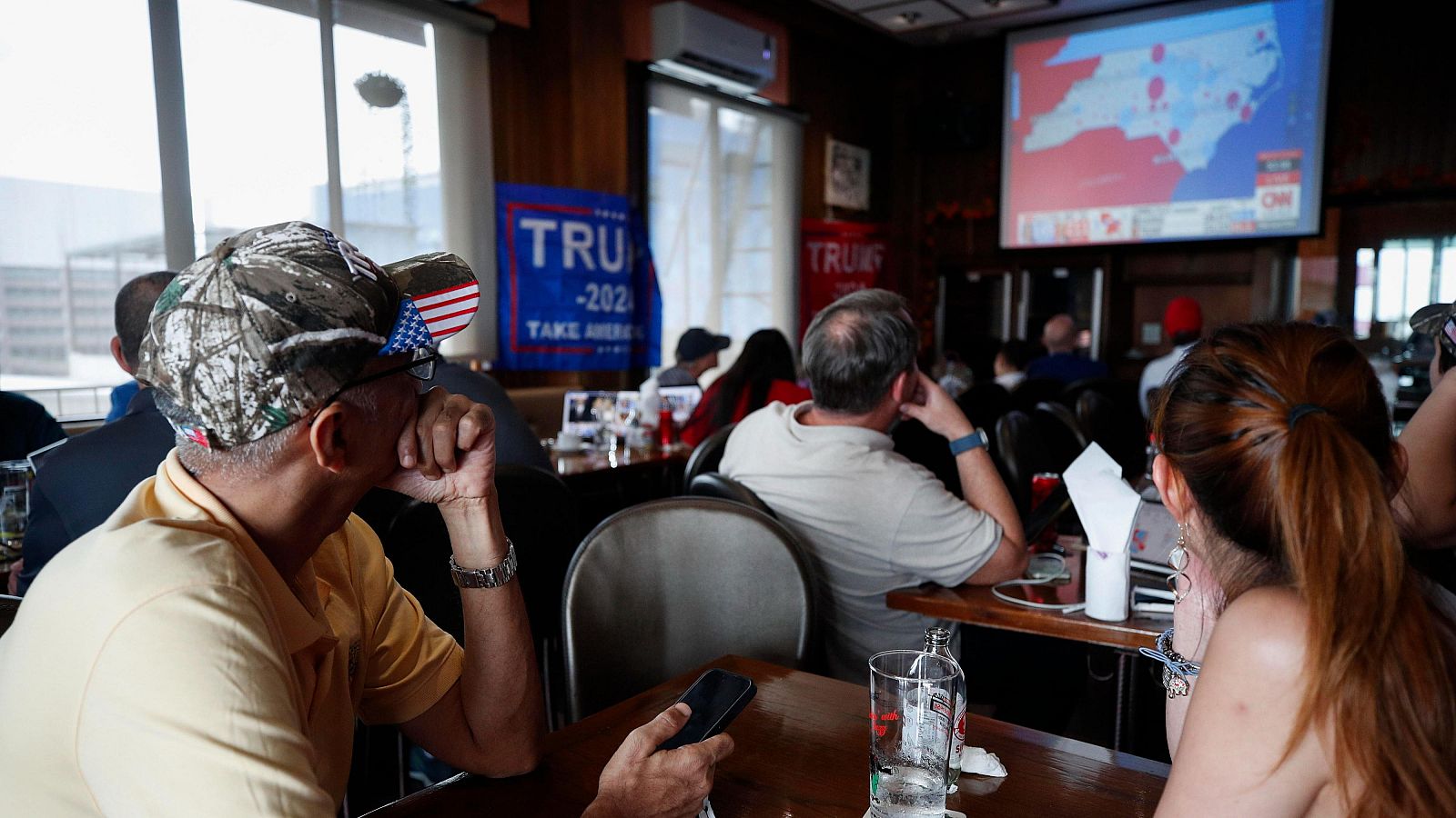 Partidarios de Trump siguen los resultados de las elecciones de EE.UU. durante una fiesta organizada por republicanos en Bangkok (Tailandia). Von der Leyen pide una "agenda trasatlántica fuerte" y Macron y Scholz una Europa "más soberana".