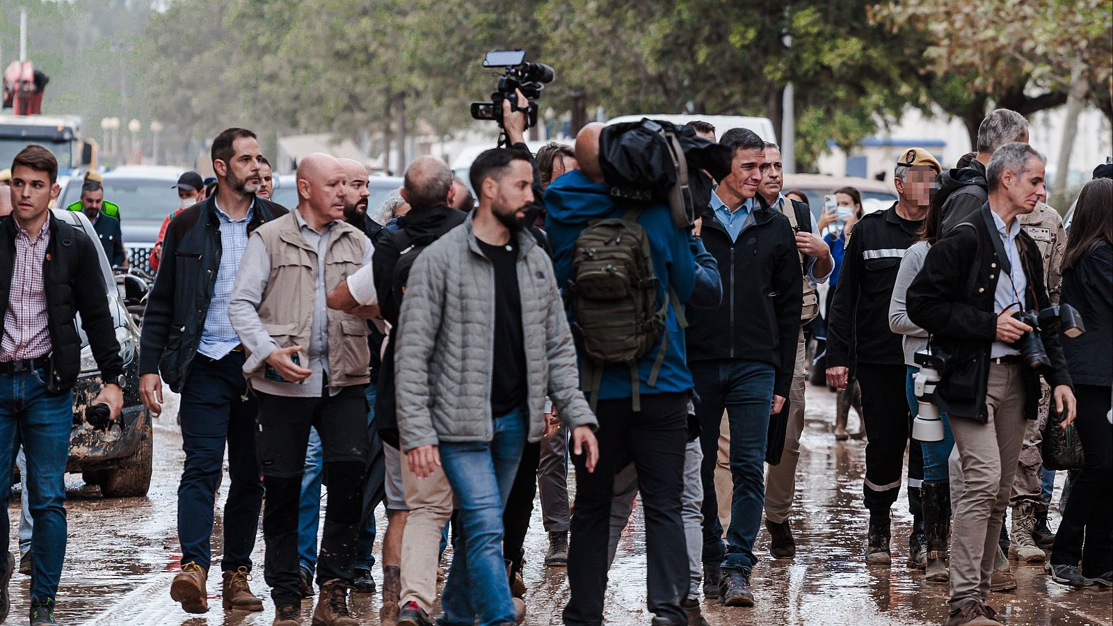 Pedro Sánchez camina por Paiporta minutos antes de ser recibido con gritos e insultos