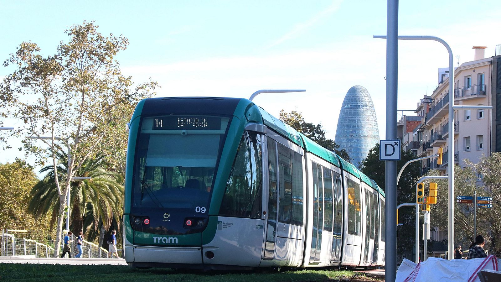 El tramvia circulant pel nou traçat de l'avinguda Diagonal