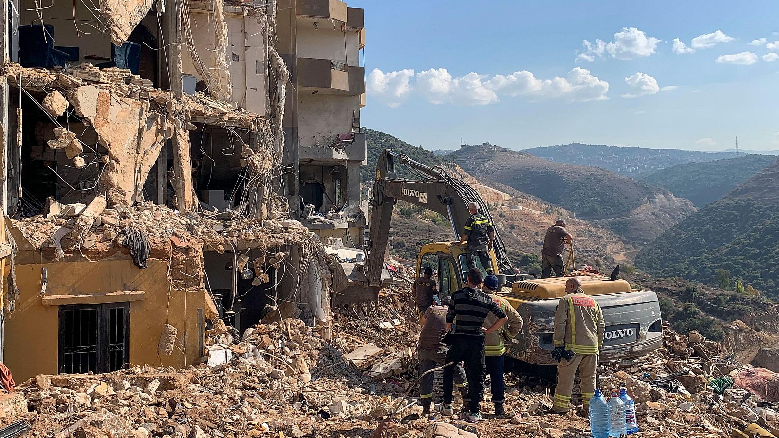 Equipos de rescate trabajan en el lugar del bombardeo israelí