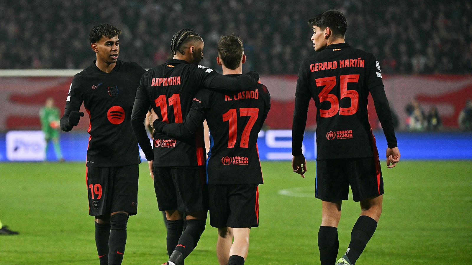 Los jugadores del Barcelona durante el partido en Belgrado ante el Estrella Roja