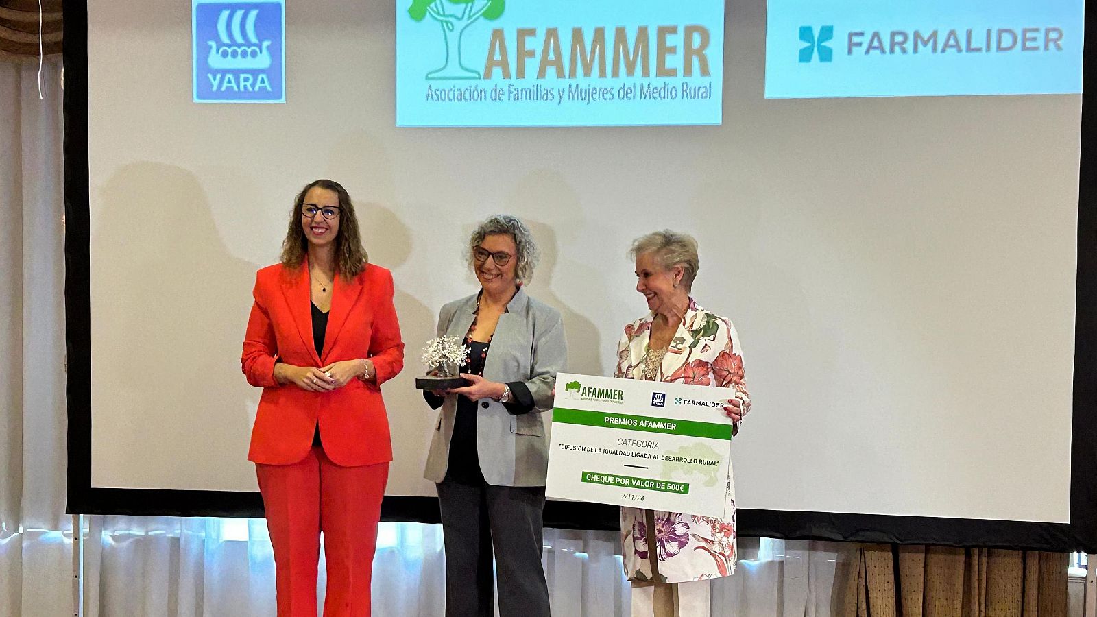 Carolina Pecharromán, directora de 'Objetivo Igualdad', recoge el premio AFAMMER