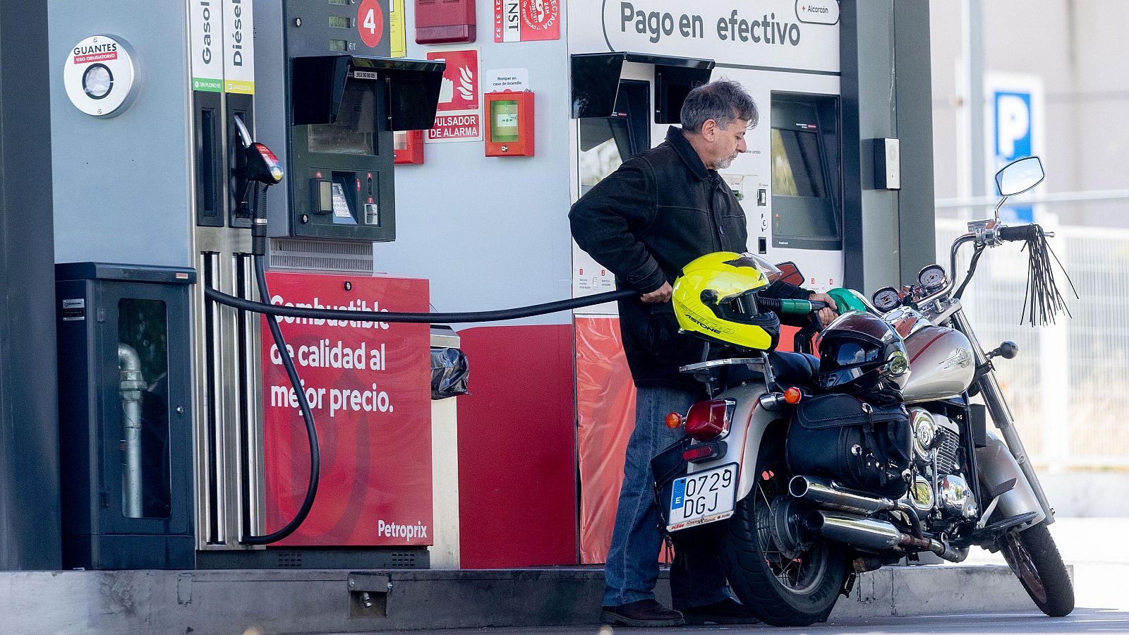 El precio de los carburantes cae ligeramente en la primera semana de noviembre y rompe con tres semanas de alzas