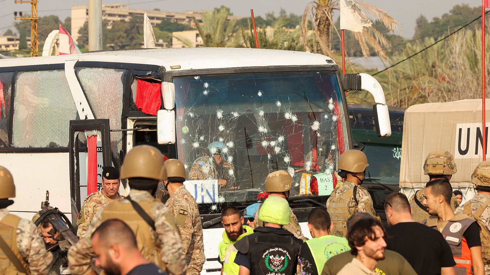 Un autobús de la ONU dañado tras un ataque israelí a la entrada de Sidón