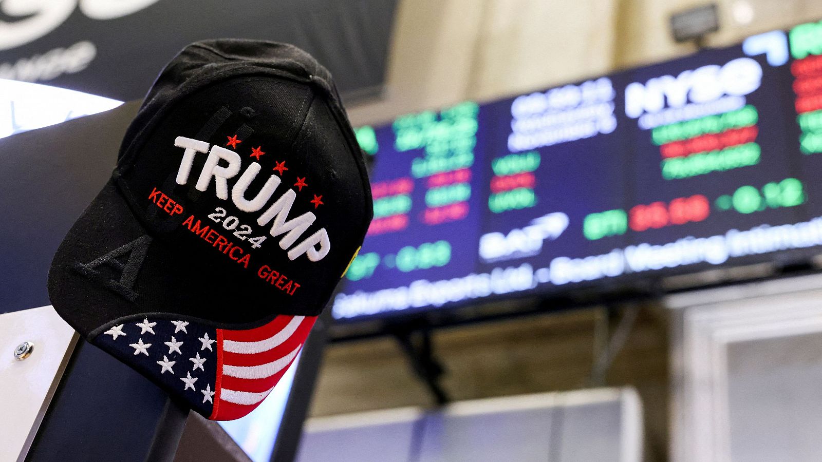 Una gorra de apoyo a Donald Trump en el parqué de Wall Street, Nueva York, Estados Unidos