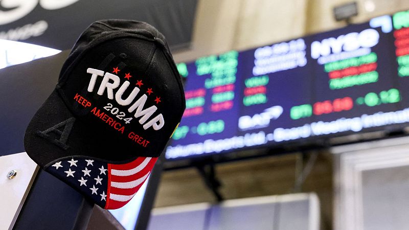 Una gorra de apoyo a Donald Trump en el parqué de Wall Street, Nueva York, Estados Unidos