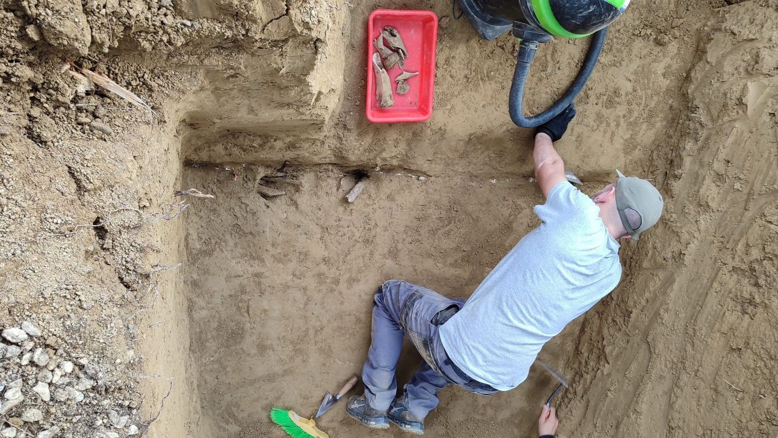 Trabajos de localización de los restos óseos de represasiados de la Guerra Civil en una fosa común del cementerio de Ejea.