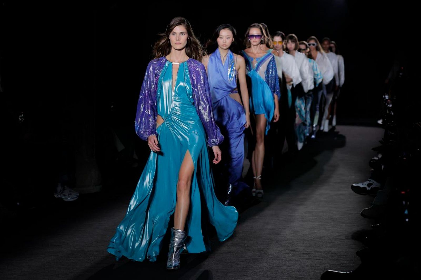 Las modelos de la firma Custo Barcelona en la 080 Barcelona Fashion Week en 2023.