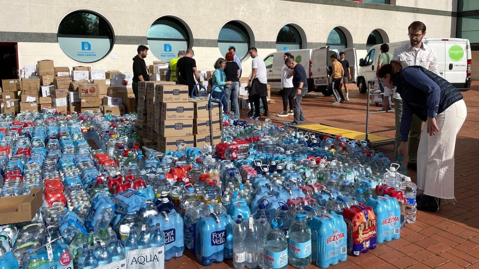 Donaciones para los afectados por la DANA en un polideportivo de Tres Cantos