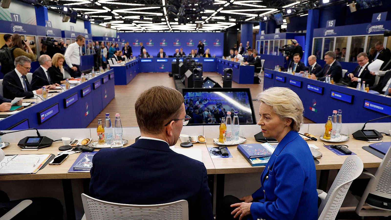 Ursula Von der Leyen asiste a una sesión plenaria en la Reunión Informal de Jefes de Estado o de Gobierno de la Unión Europea en Budapest. La UE busca una posición común ante Trump: "La única receta es estar más unida".