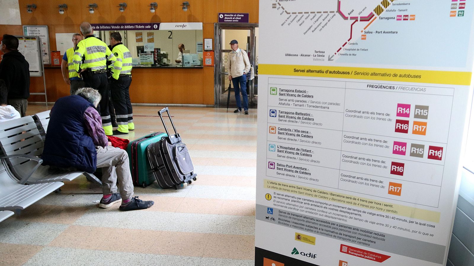 Cartells informatius dels horaris provisionals per les obres de Roda a l'estació de Tortosa.