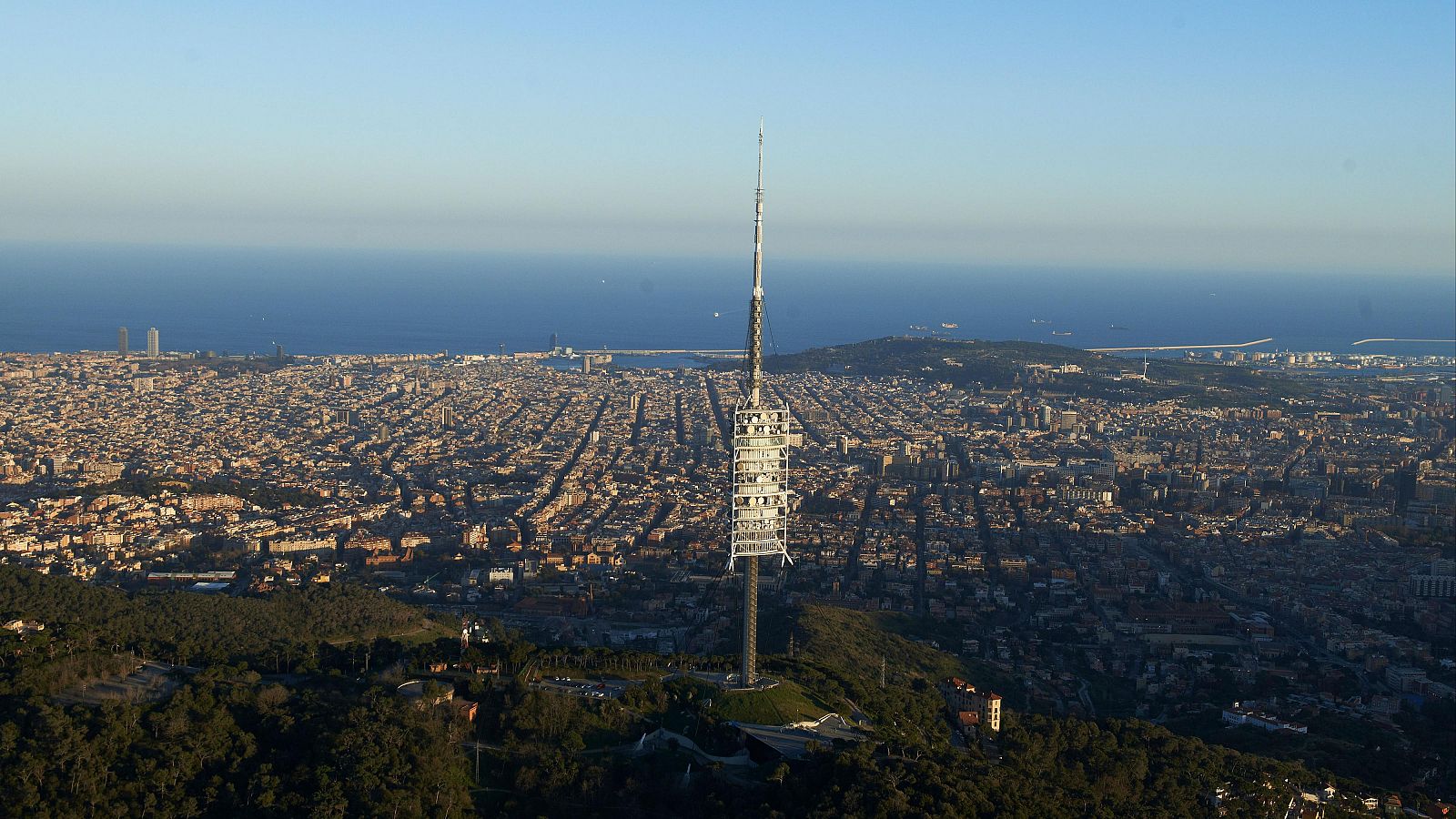 Torre de Collserola amb Barcelona i el mar de fons