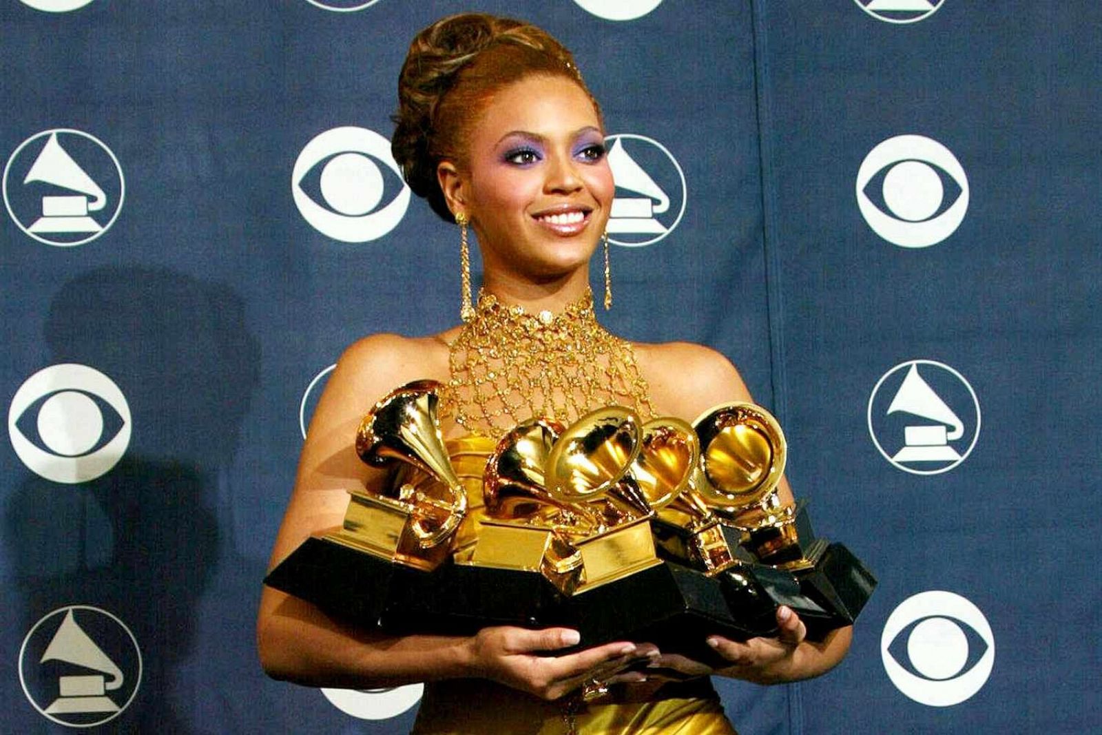 Beyoncé posando con sus premios Grammy en la gala de 2004